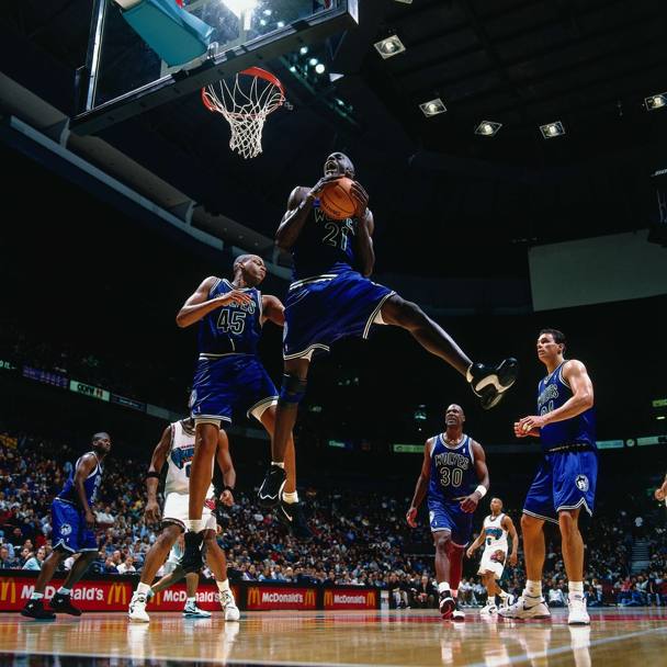 Contro i Grizzlies a Vancouver nel 1996 (Getty Images)